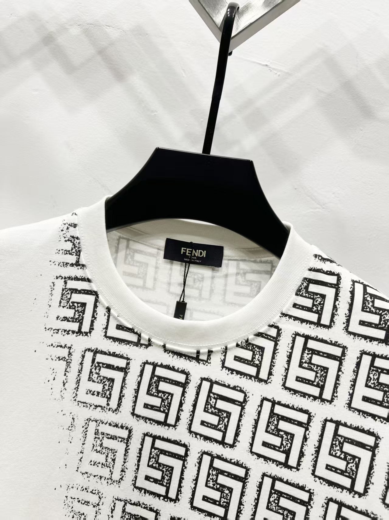 Fendi Gradient Logo Round Neck T-Shirt – 2025SS Collection