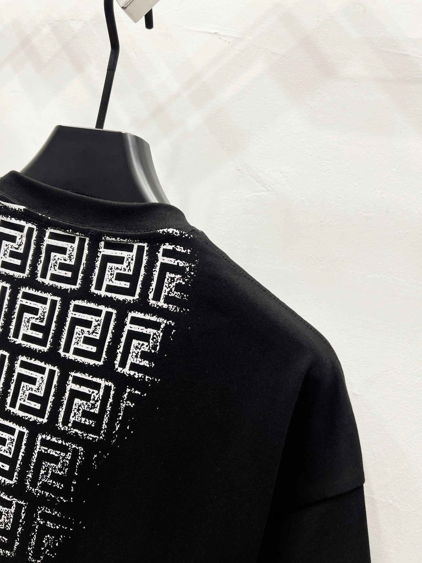 Fendi Gradient Logo Round Neck T-Shirt – 2025SS Collection