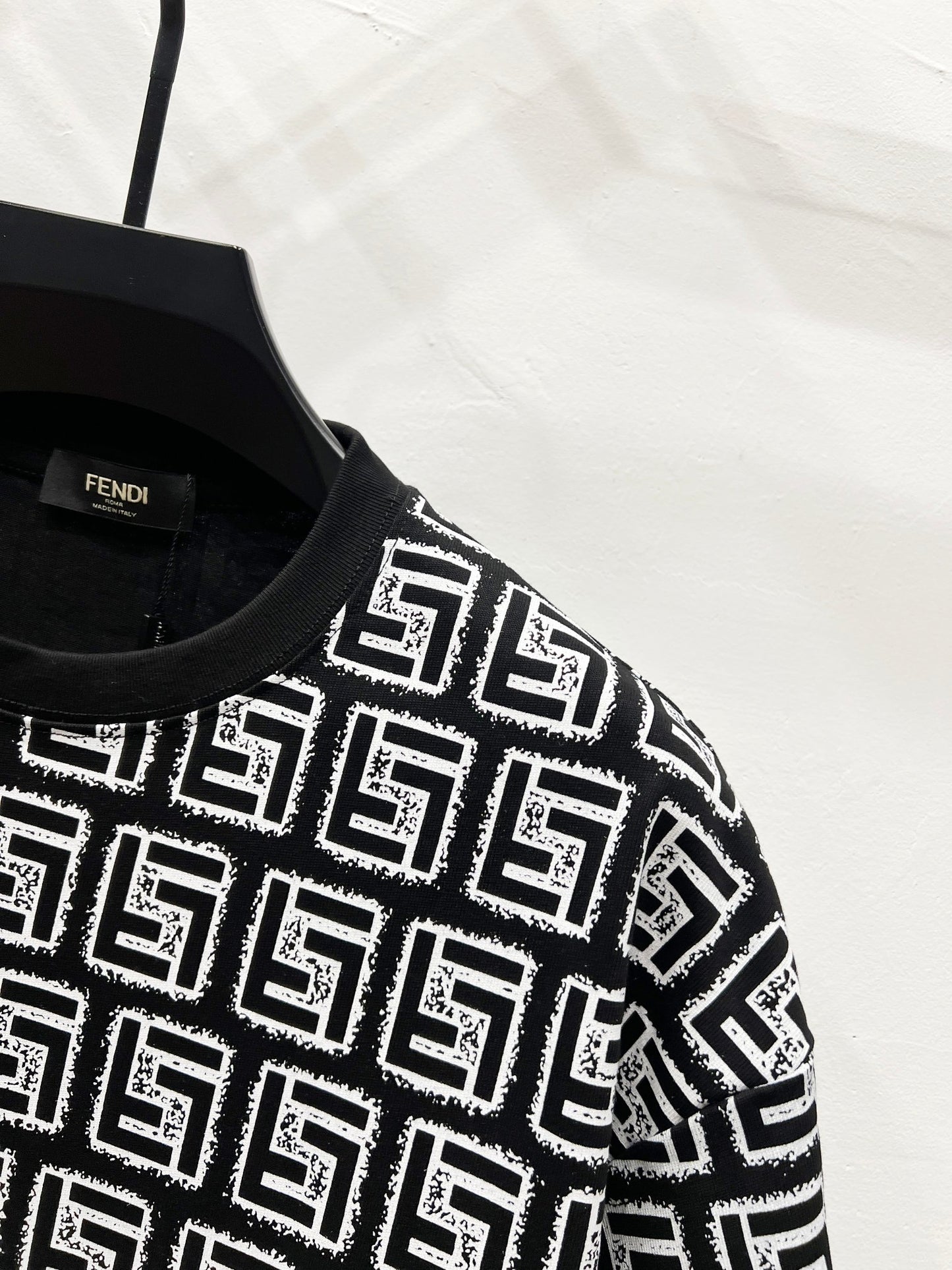 Fendi Gradient Logo Round Neck T-Shirt – 2025SS Collection