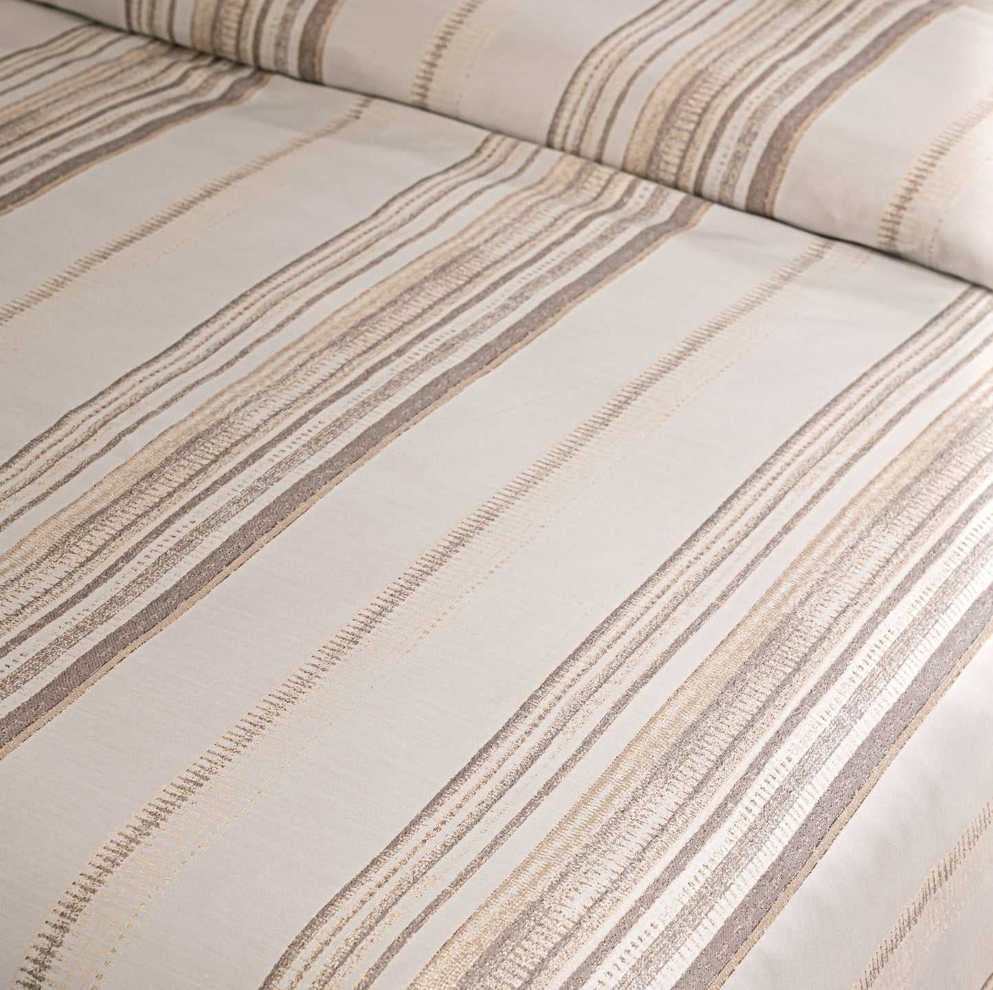 Hotel Grand Pima Cotton & Silk Jacquard Four-Piece Bedding Set