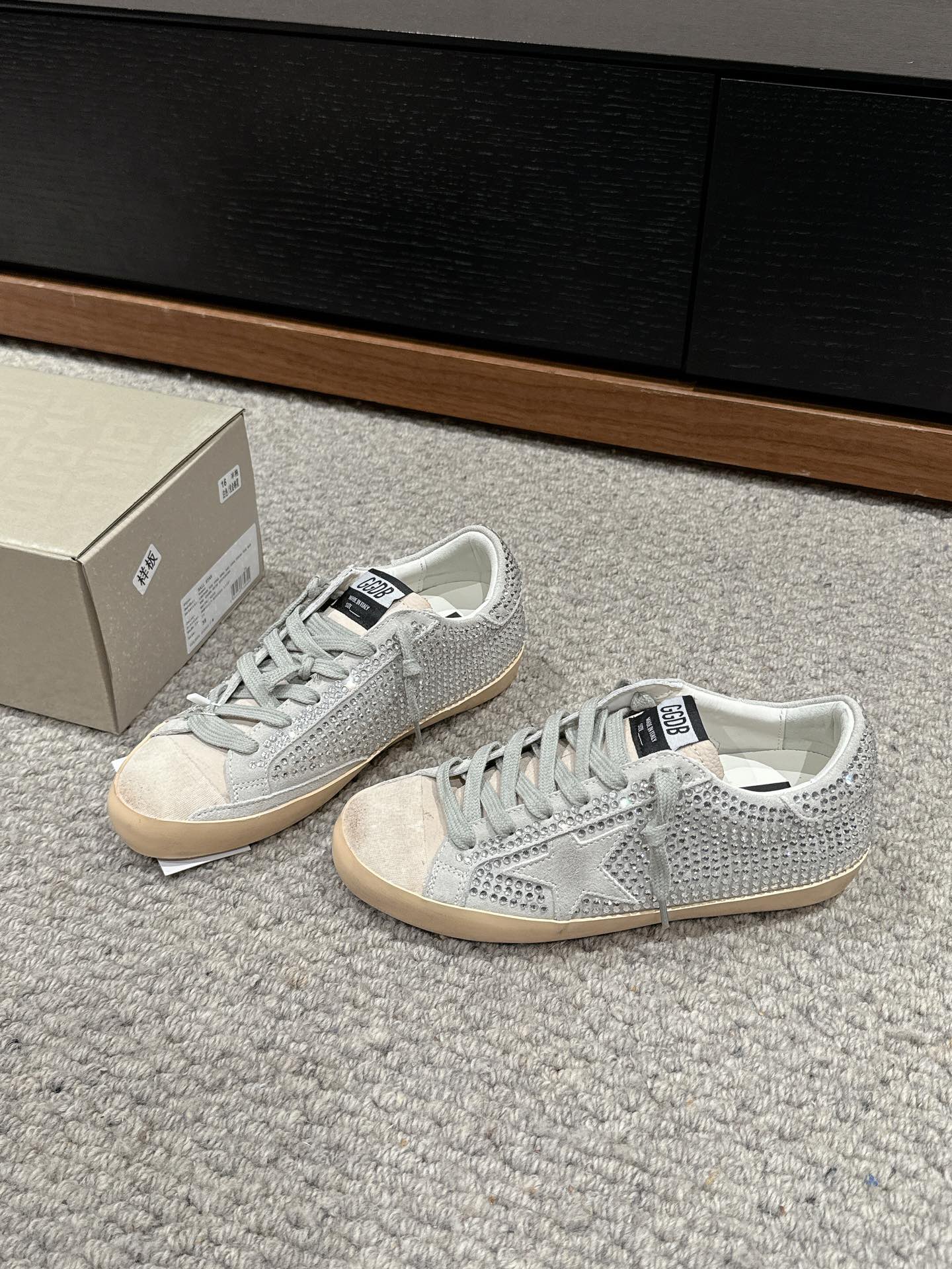 Golden Goose Classic Distressed Sneakers – 2024 Spring/Summer Collection