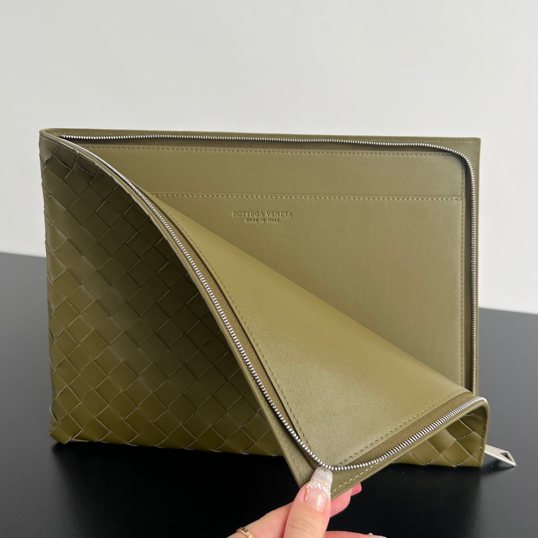 Bottega Veneta Intreccio Half-Zip Clutch Bag 607479