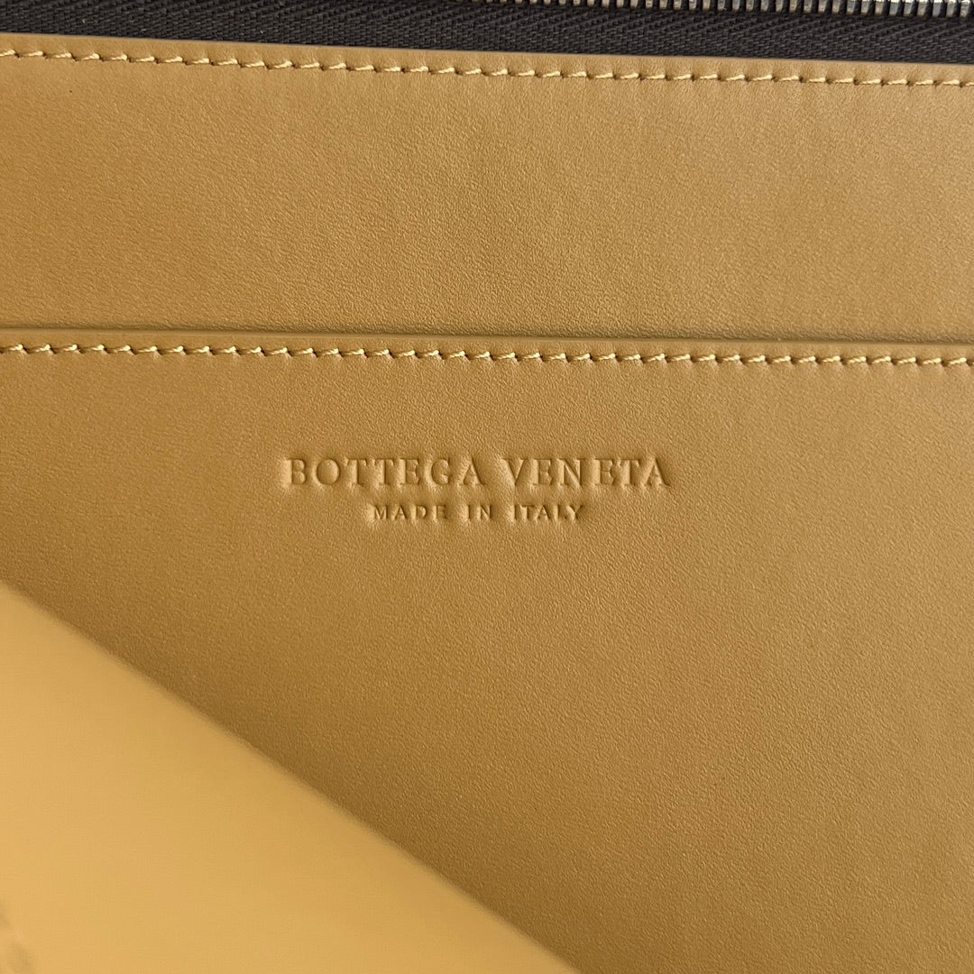 Bottega Veneta Intreccio Half-Zip Clutch Bag 607479