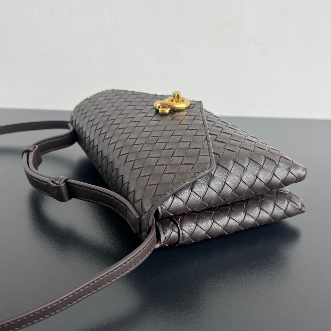 Bottega Veneta Knot Lock Crossbody Bag – 2025 Early Spring