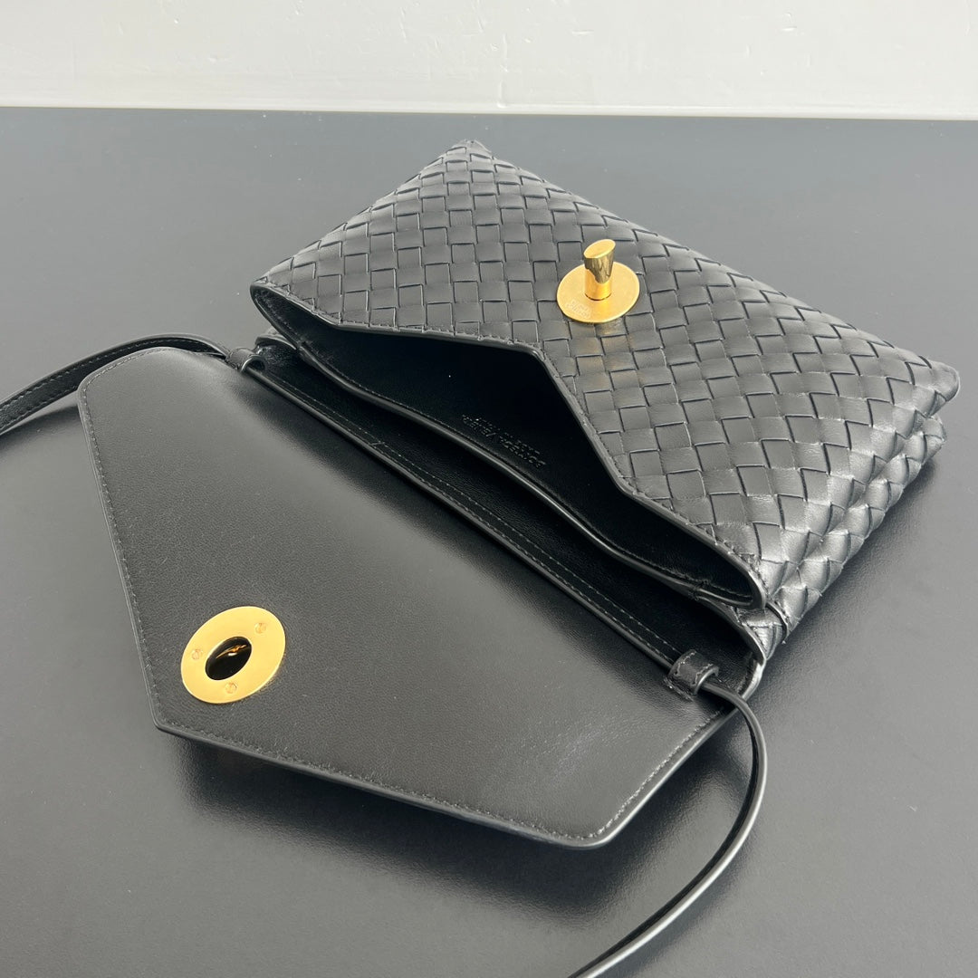 Bottega Veneta Knot Lock Crossbody Bag – 2025 Early Spring