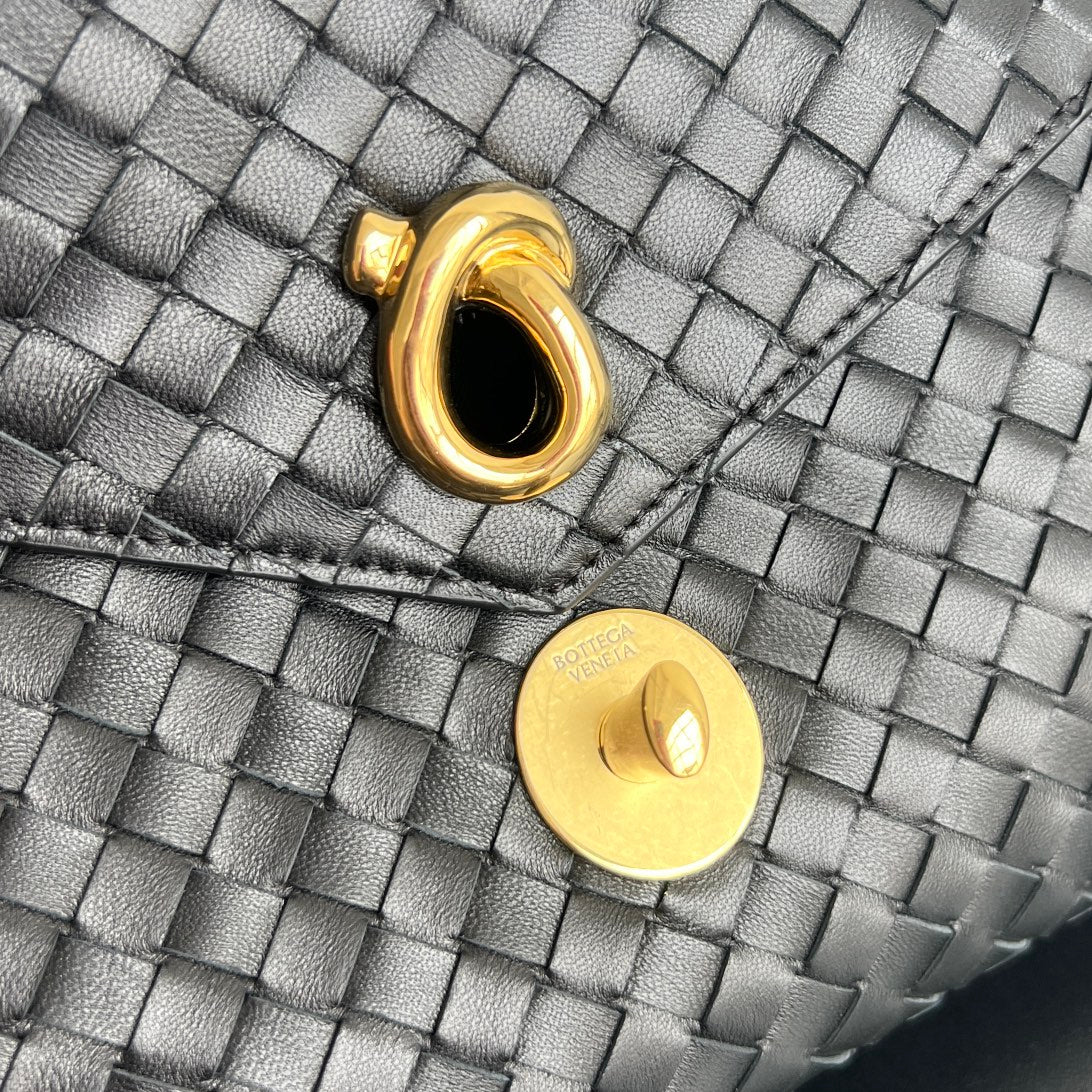 Bottega Veneta Knot Lock Crossbody Bag – 2025 Early Spring