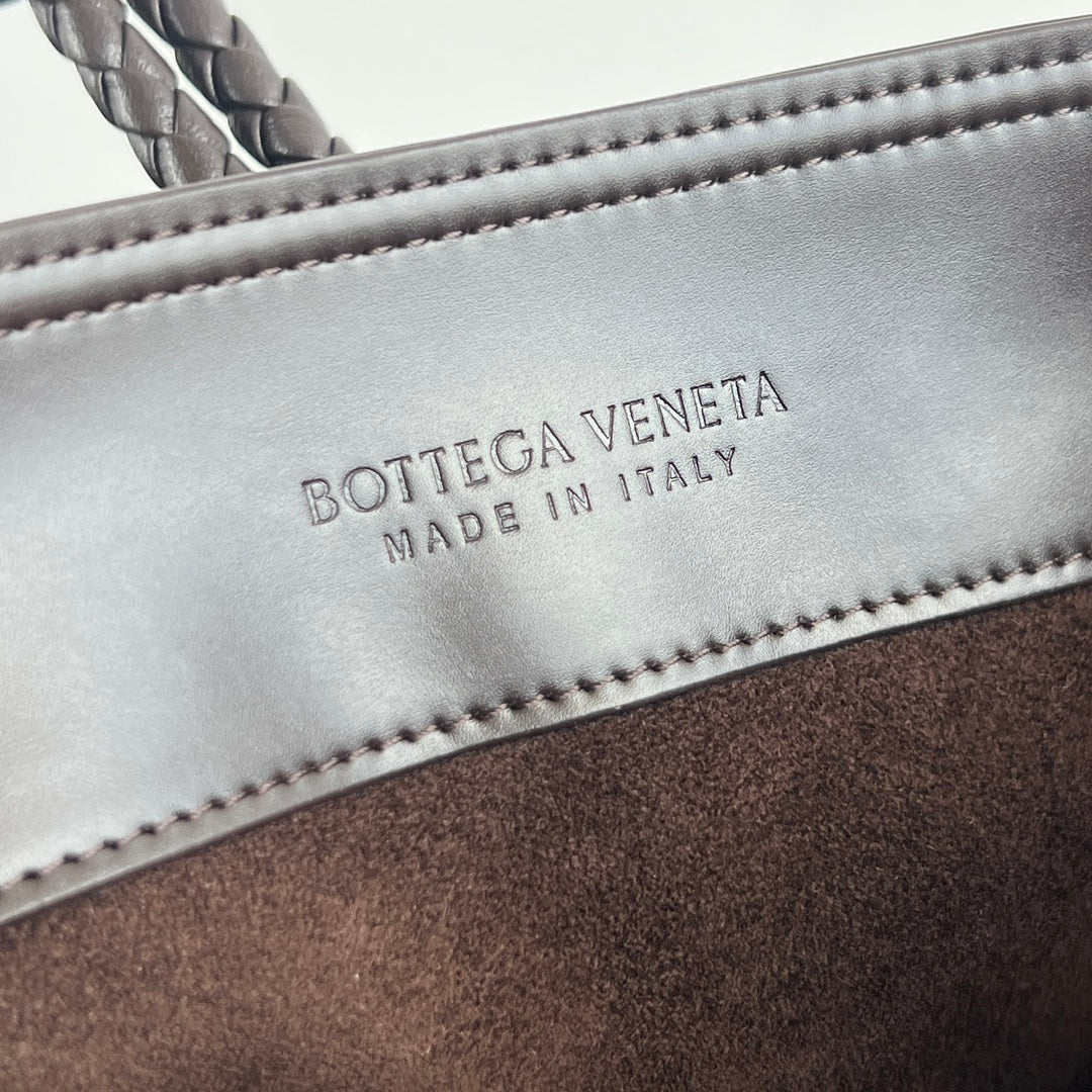 Bottega Veneta Liberta Bucket Bag – 25SS