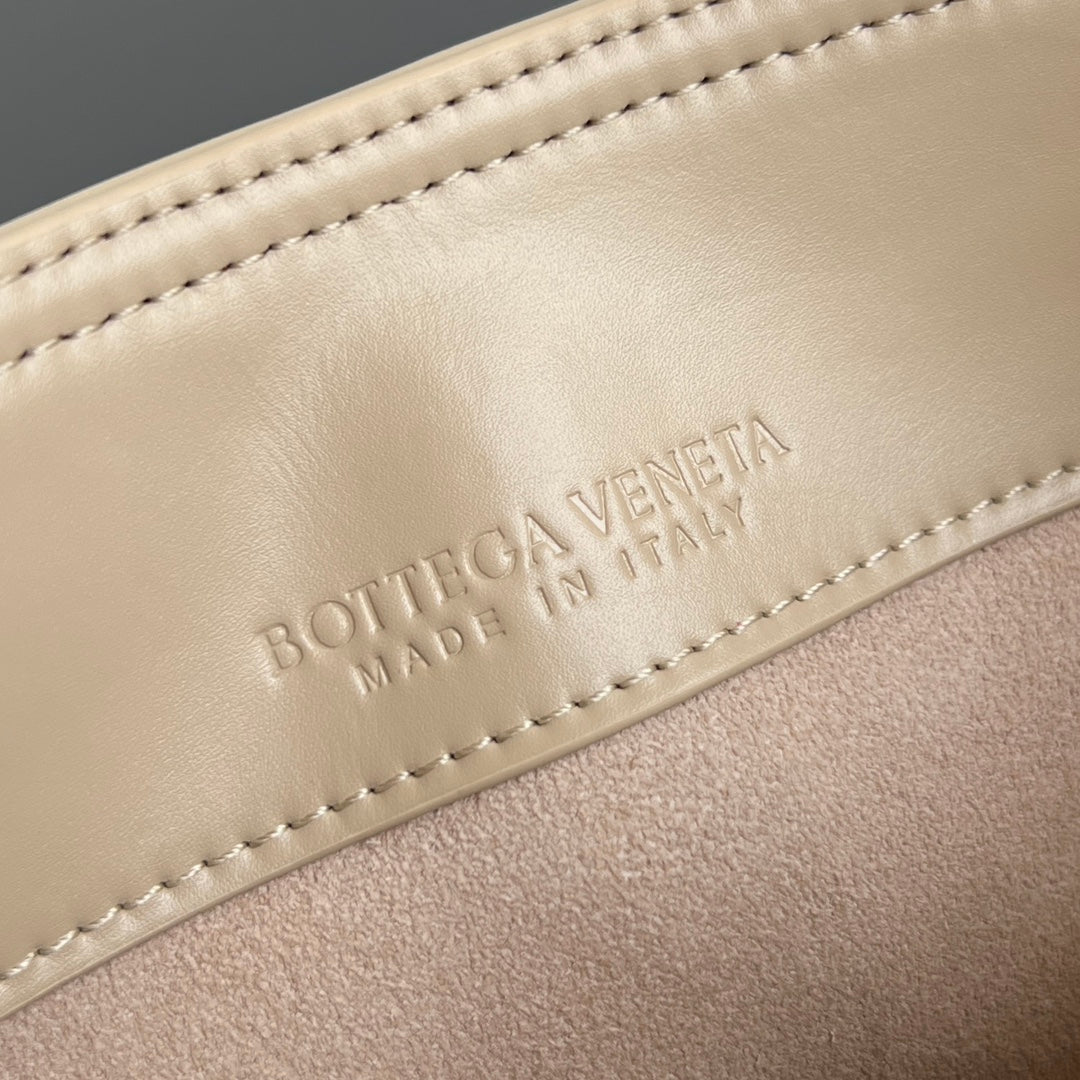 Bottega Veneta Liberta Bucket Bag – 25SS