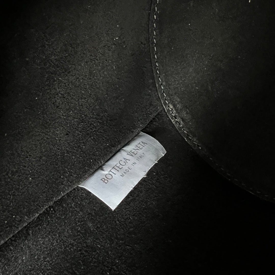 Bottega Veneta Liberta Bucket Bag – 2025 Early Spring