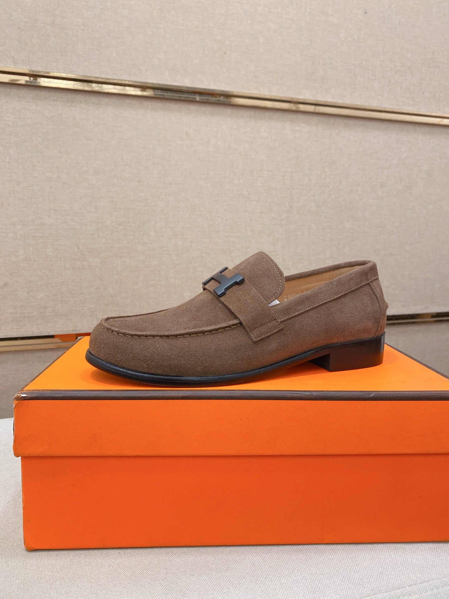 Hermès Business Casual Leather Loafers