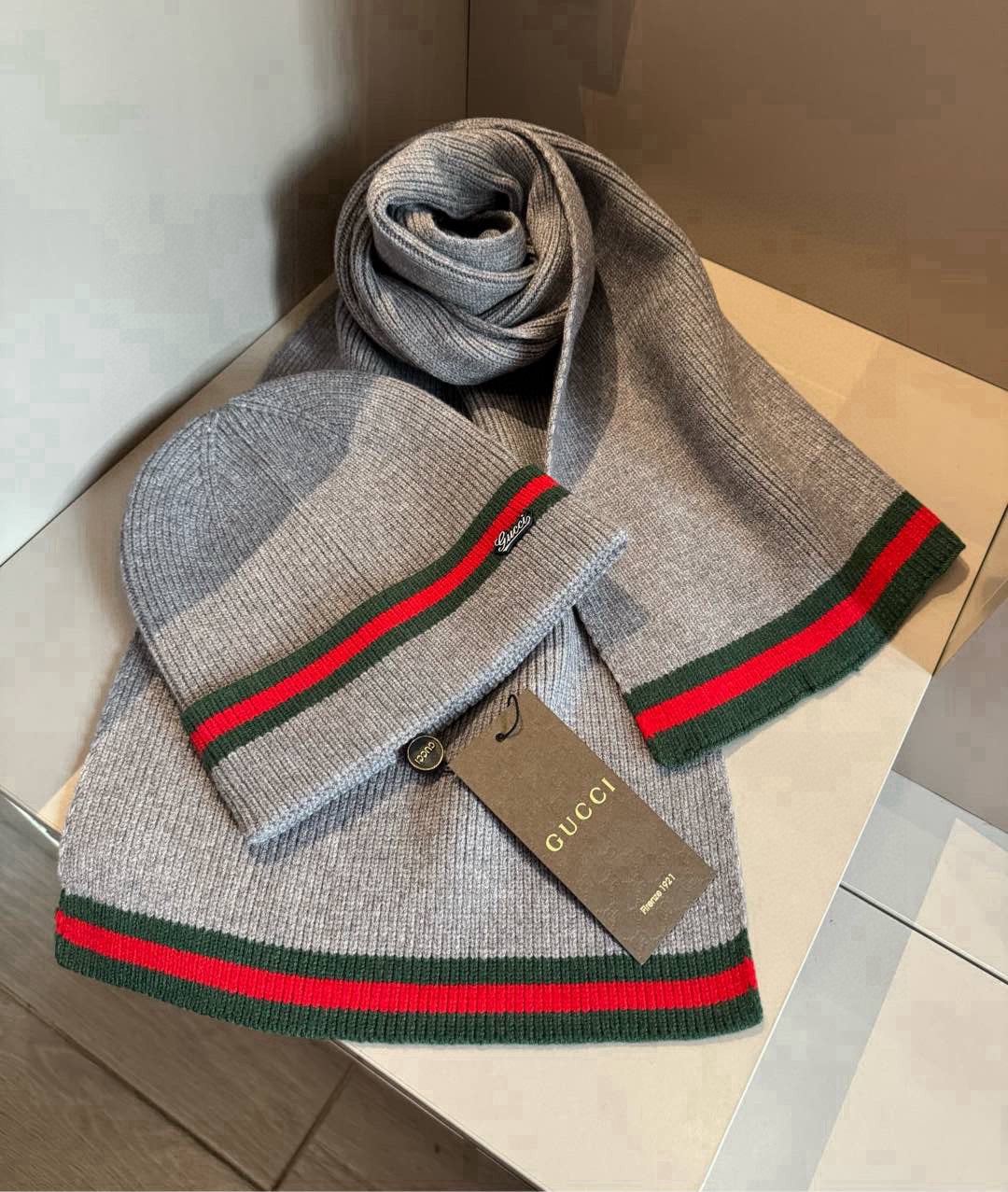 Gucci Classic Knitted Wool Scarf Hat Set – Men's