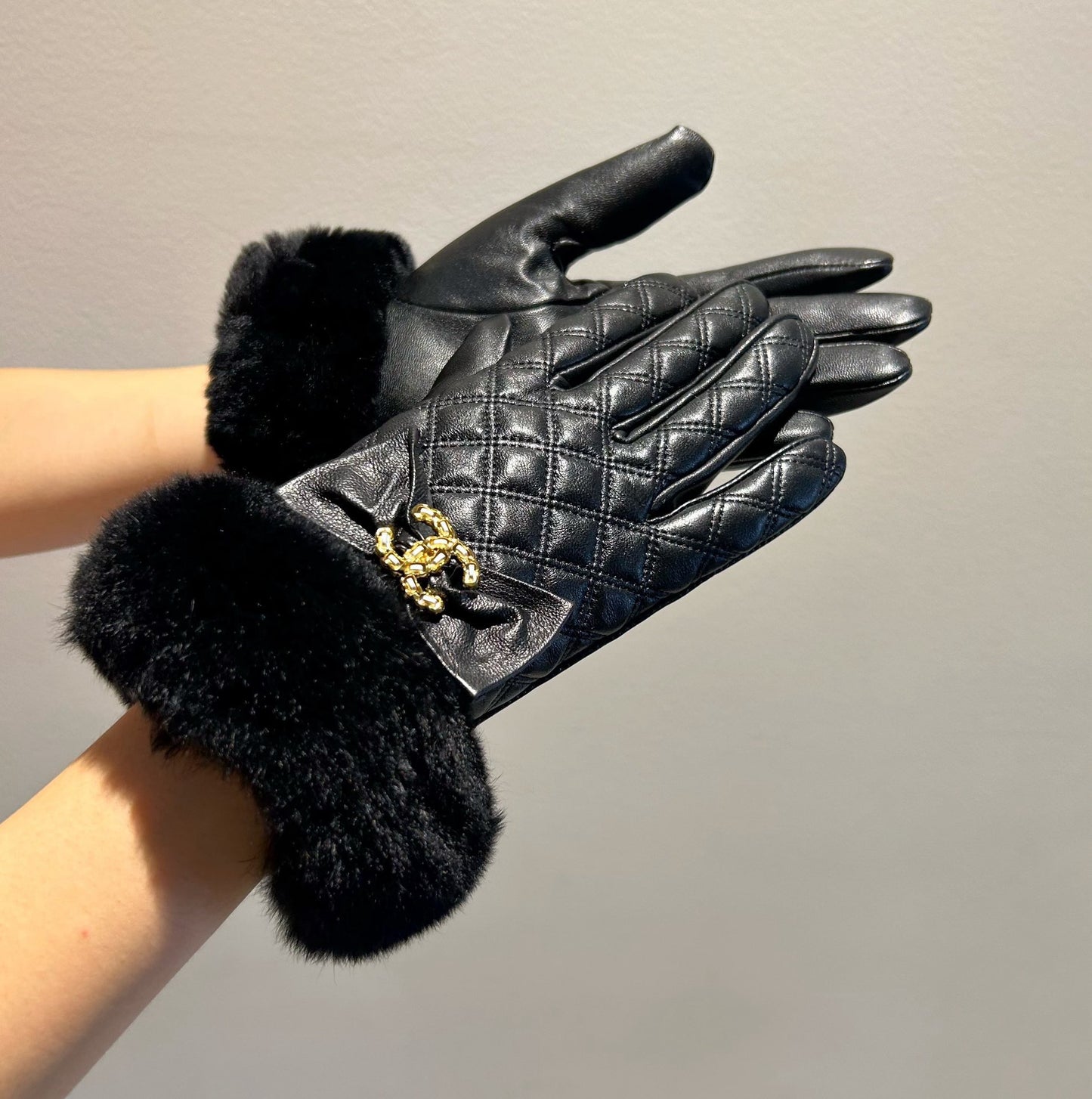 Chanel Double C Rabbit Fur Sheepskin Gloves – 2025FW