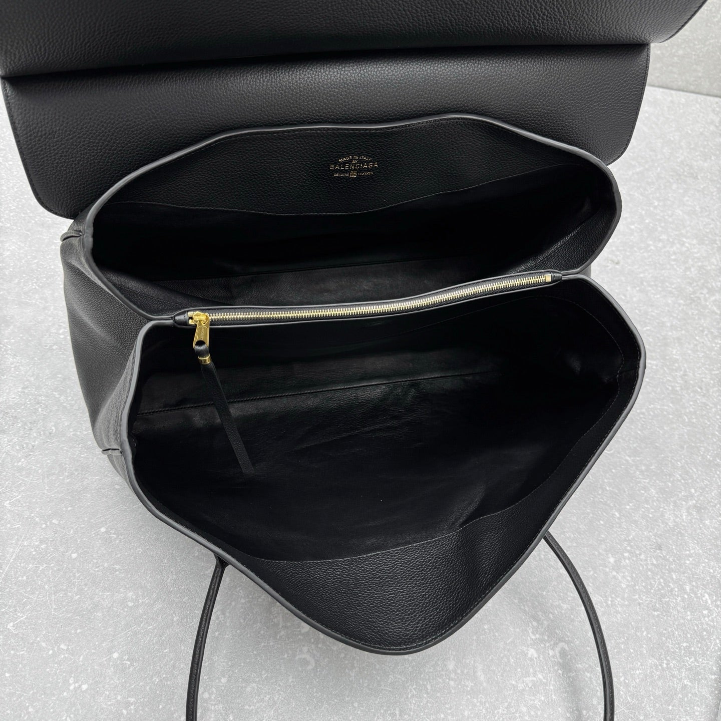 Balenciaga CarryAll Leather Handbag – 25SS