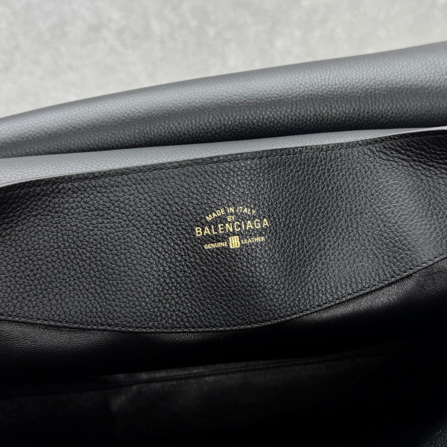 Balenciaga CarryAll Leather Handbag – 25SS