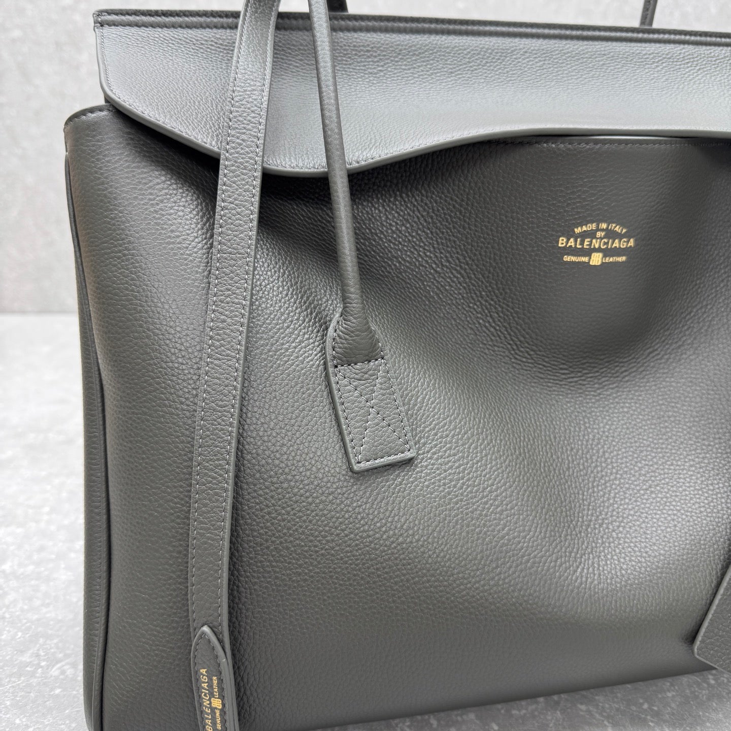 Balenciaga CarryAll Leather Tote Bag – 2025