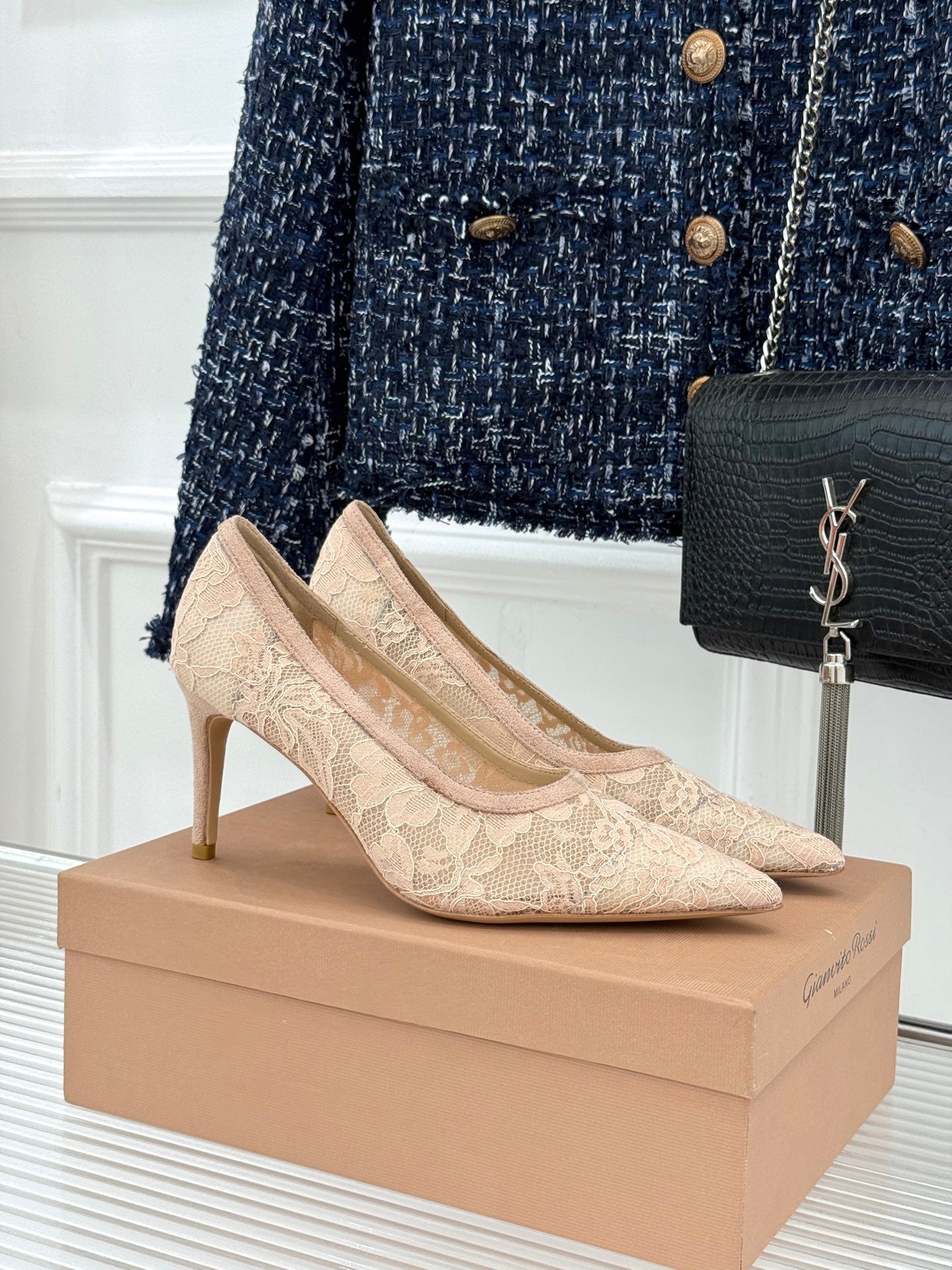 Gianvito Rossi Lace Pointed-Toe Pumps – 26WF