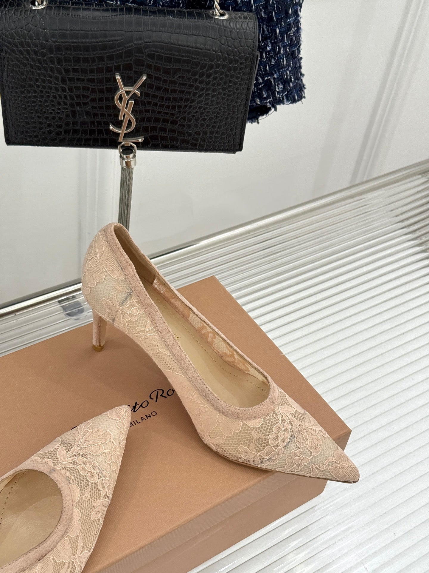 Gianvito Rossi Lace Pointed-Toe Pumps – 26WF