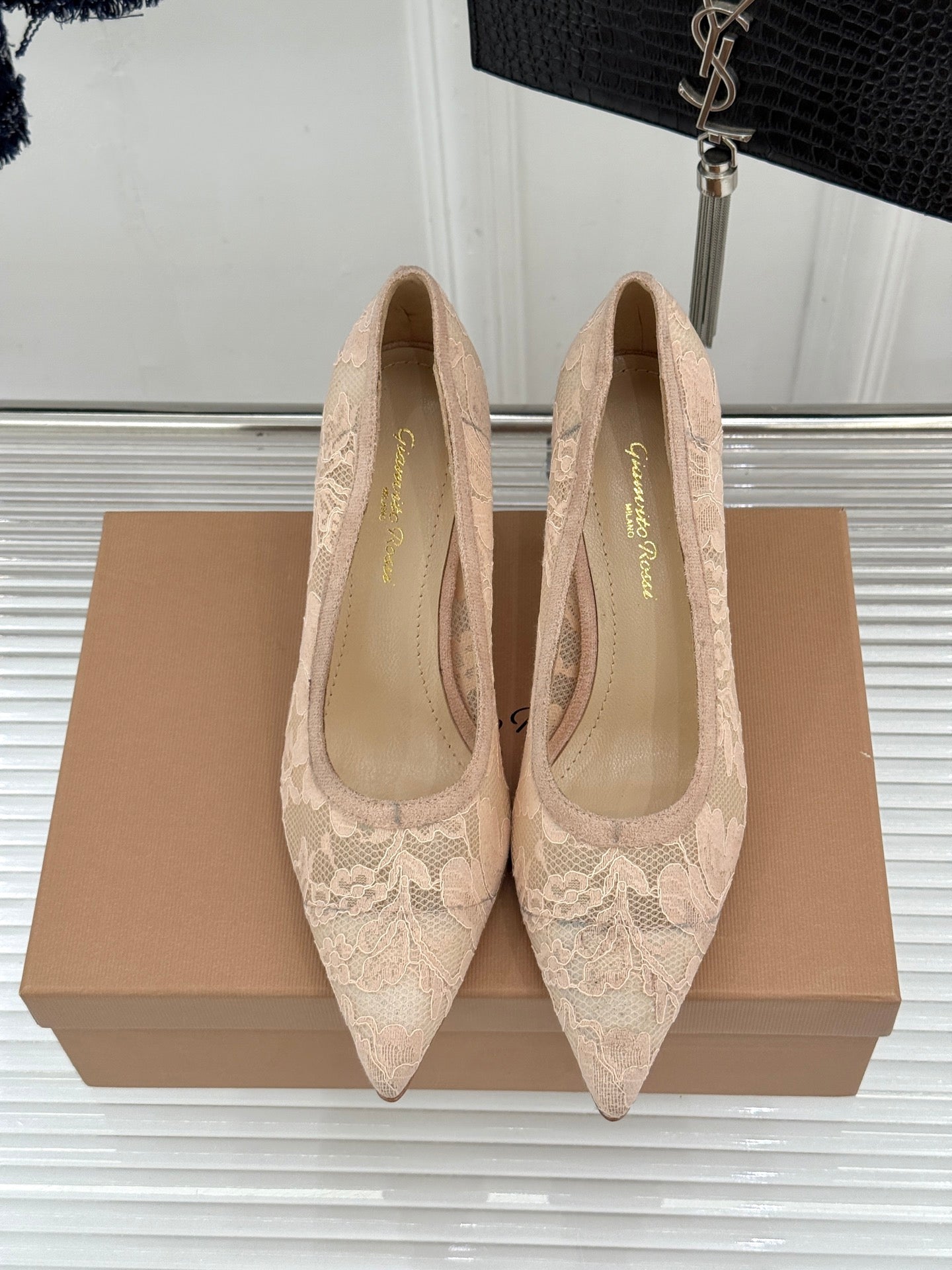 Gianvito Rossi Lace Pointed-Toe Pumps – 26WF