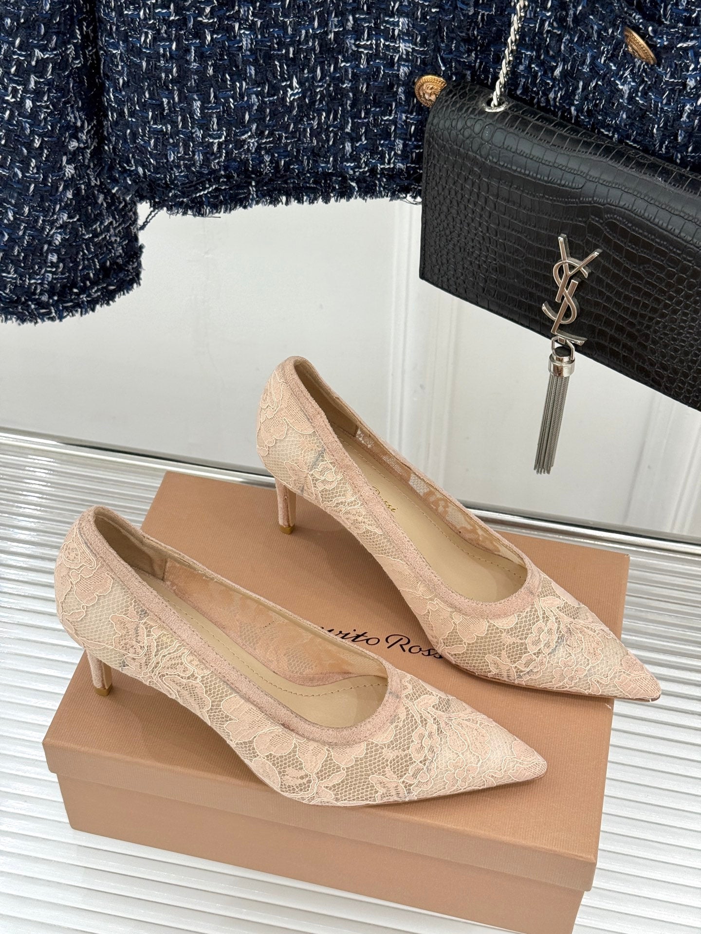 Gianvito Rossi Lace Pointed-Toe Pumps – 26WF