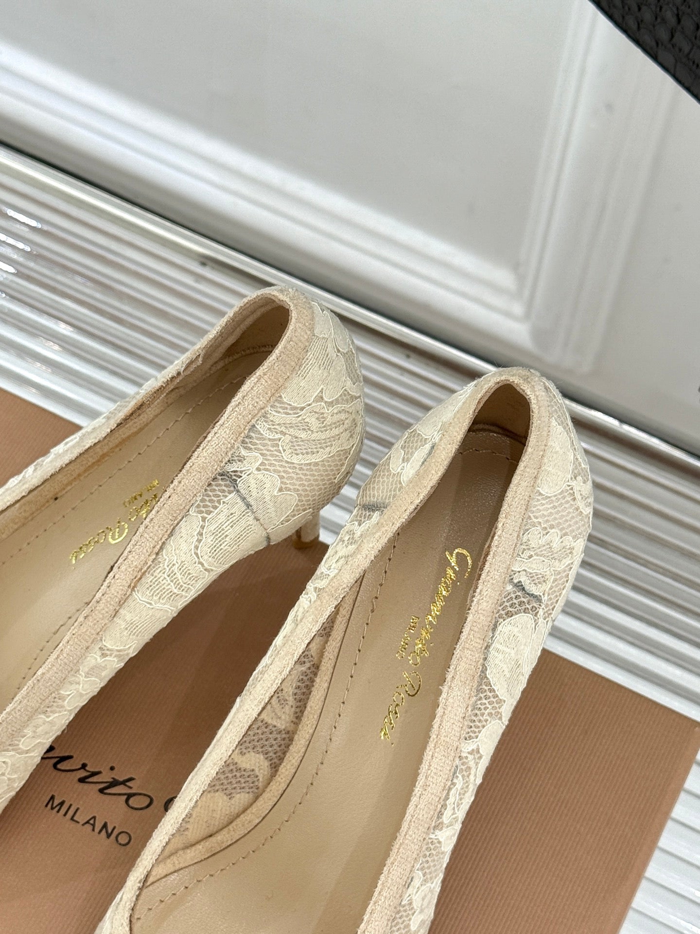 Gianvito Rossi Lace Pointed-Toe Pumps – 26WF
