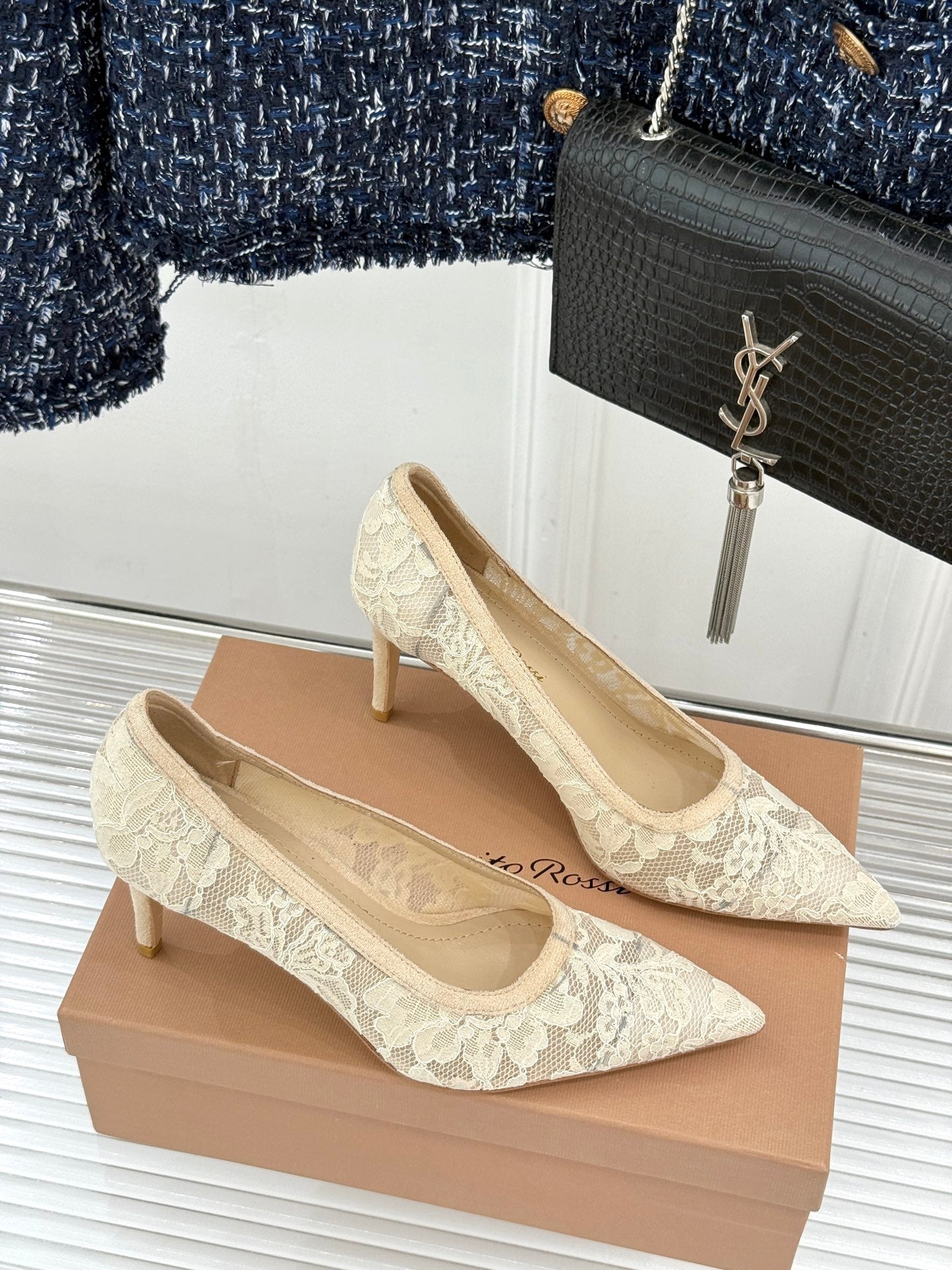 Gianvito Rossi Lace Pointed-Toe Pumps – 26WF