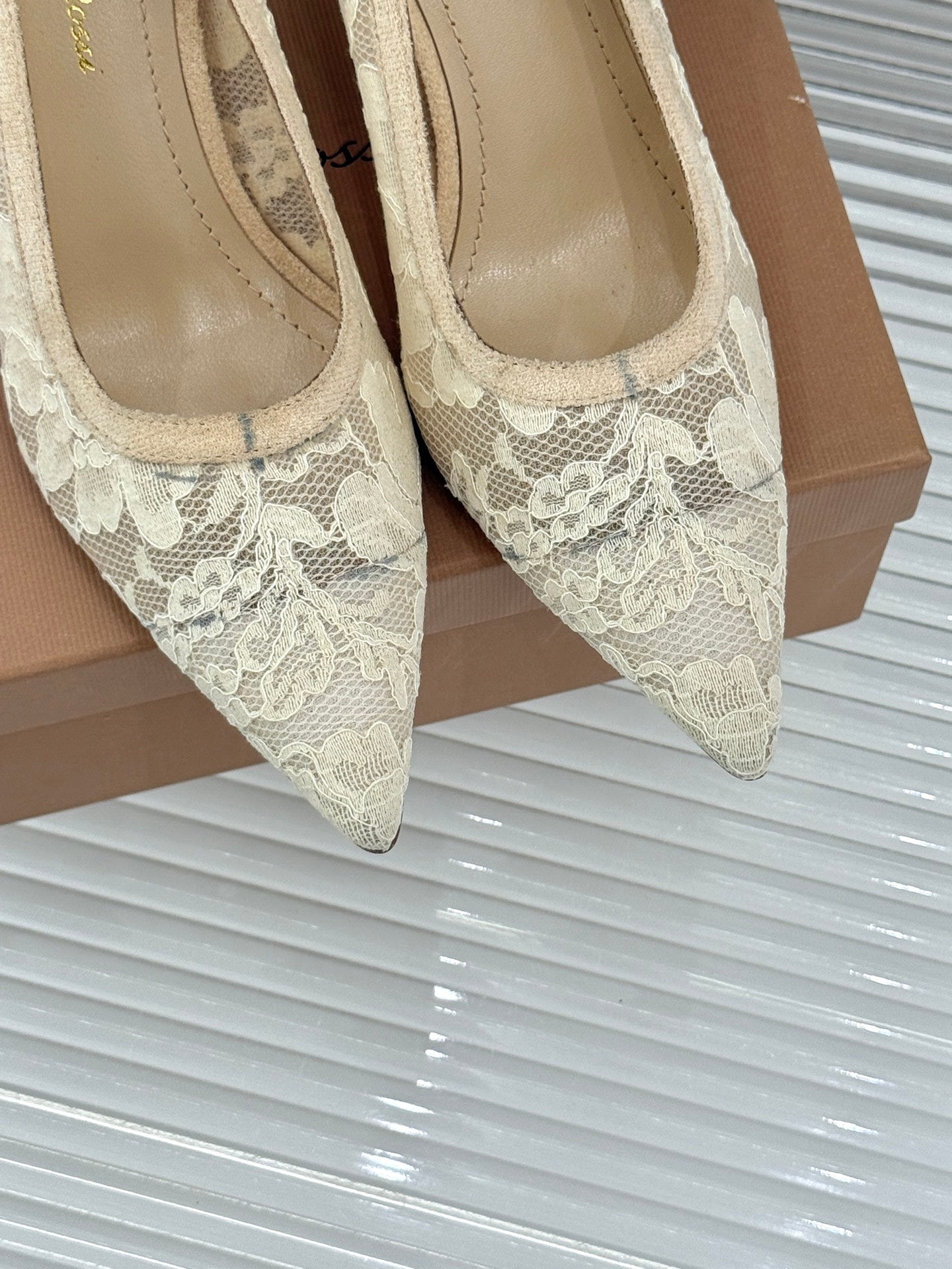 Gianvito Rossi Lace Pointed-Toe Pumps – 26WF