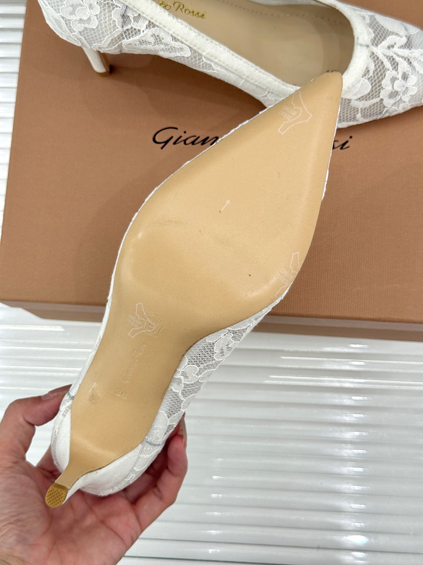 Gianvito Rossi Lace Pointed-Toe Pumps – 26WF