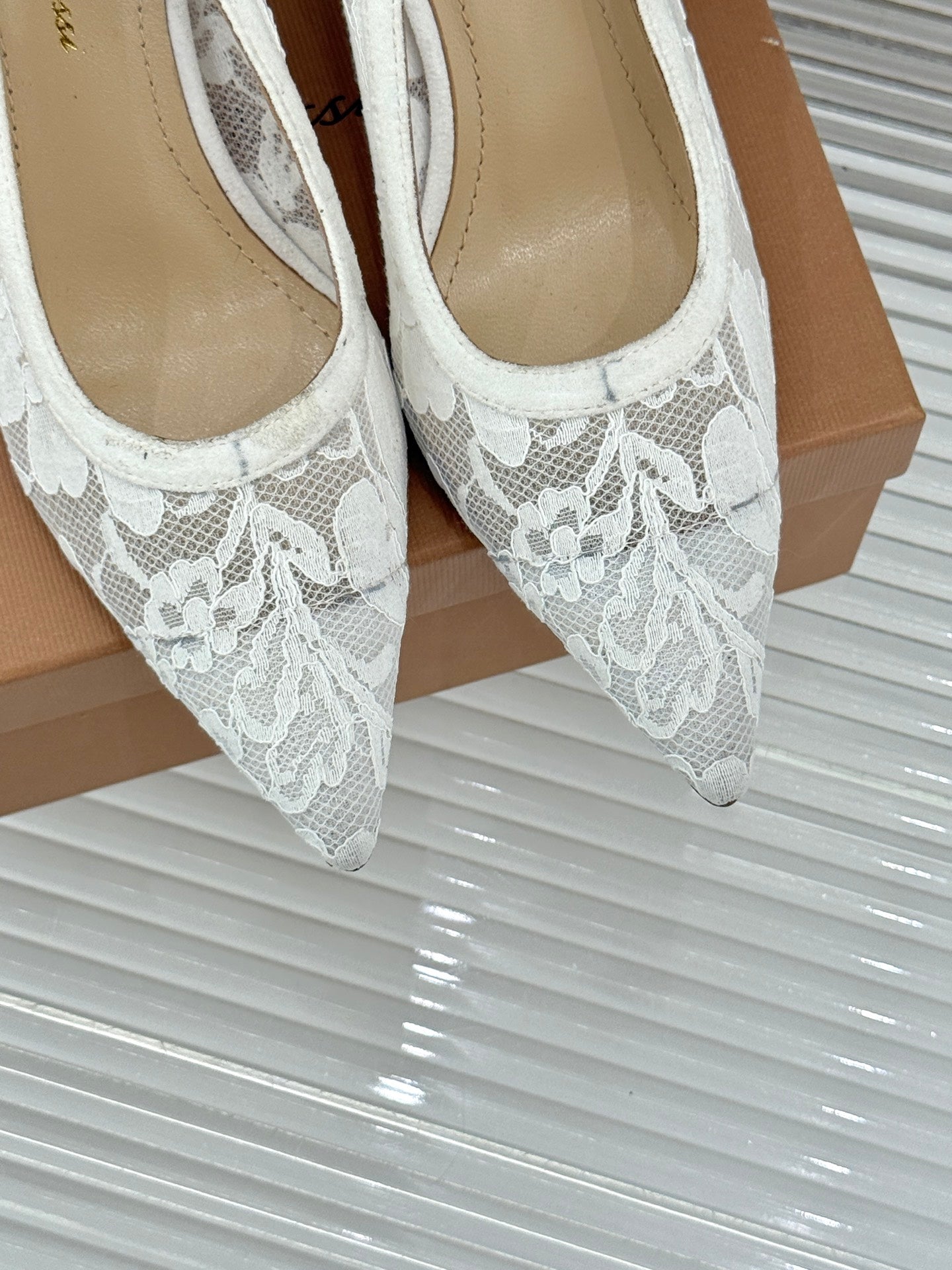 Gianvito Rossi Lace Pointed-Toe Pumps – 26WF