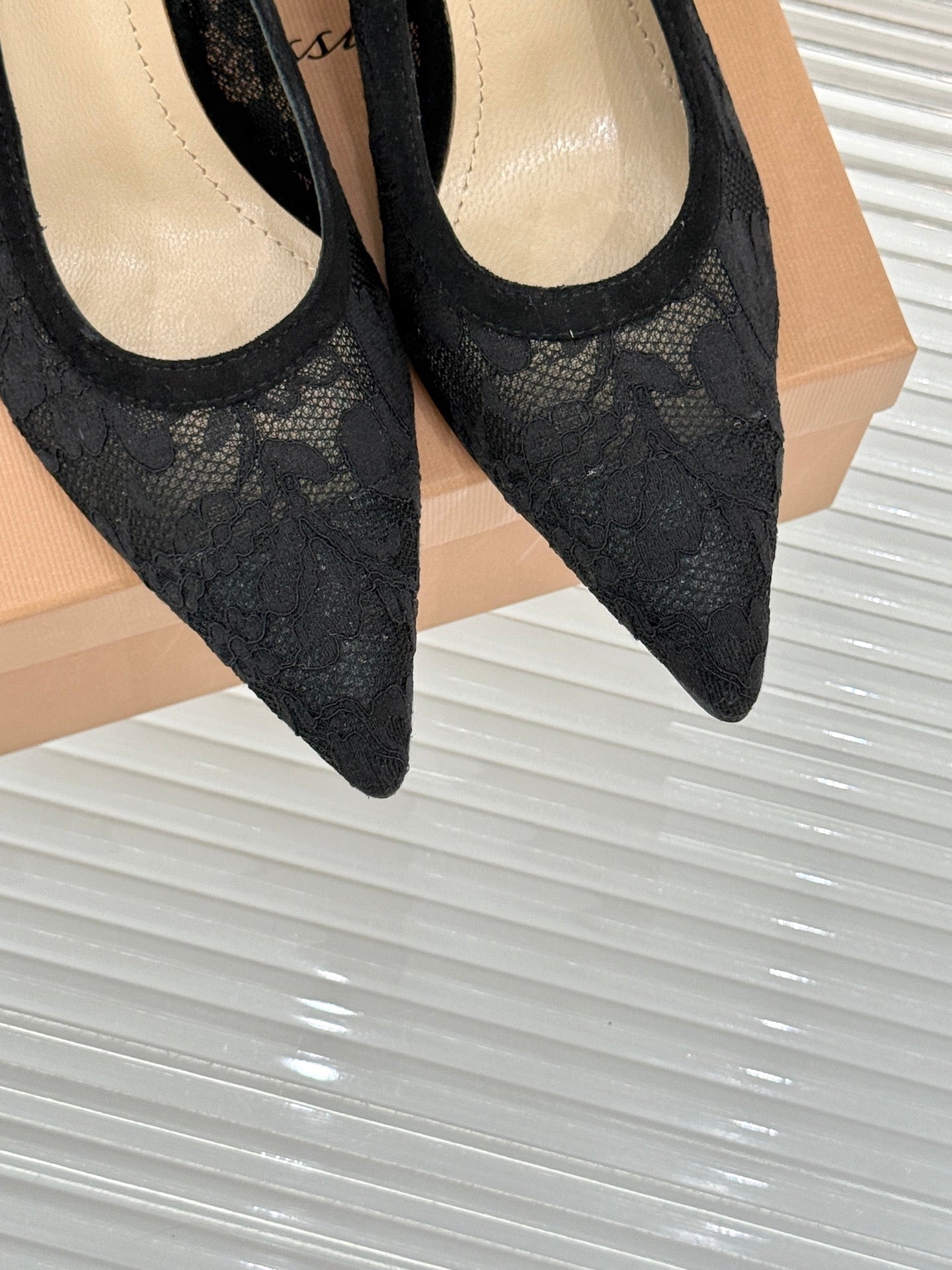 Gianvito Rossi Lace Pointed-Toe Pumps – 26WF