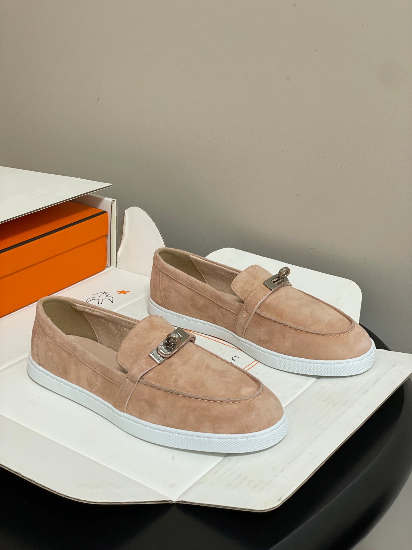 Hermès Mind Suede Kelly Buckle Loafers – 26S Spring/Summer Collection