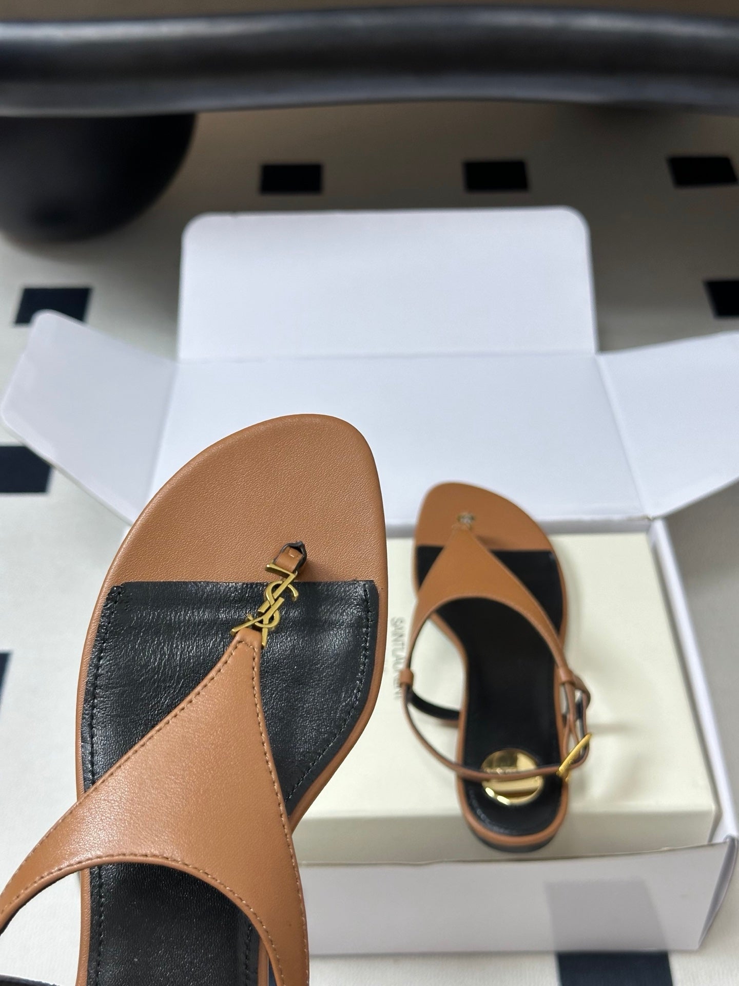 Saint Laurent Classic YSL Logo Flat Sandals – Spring/Summer Collection – 26S