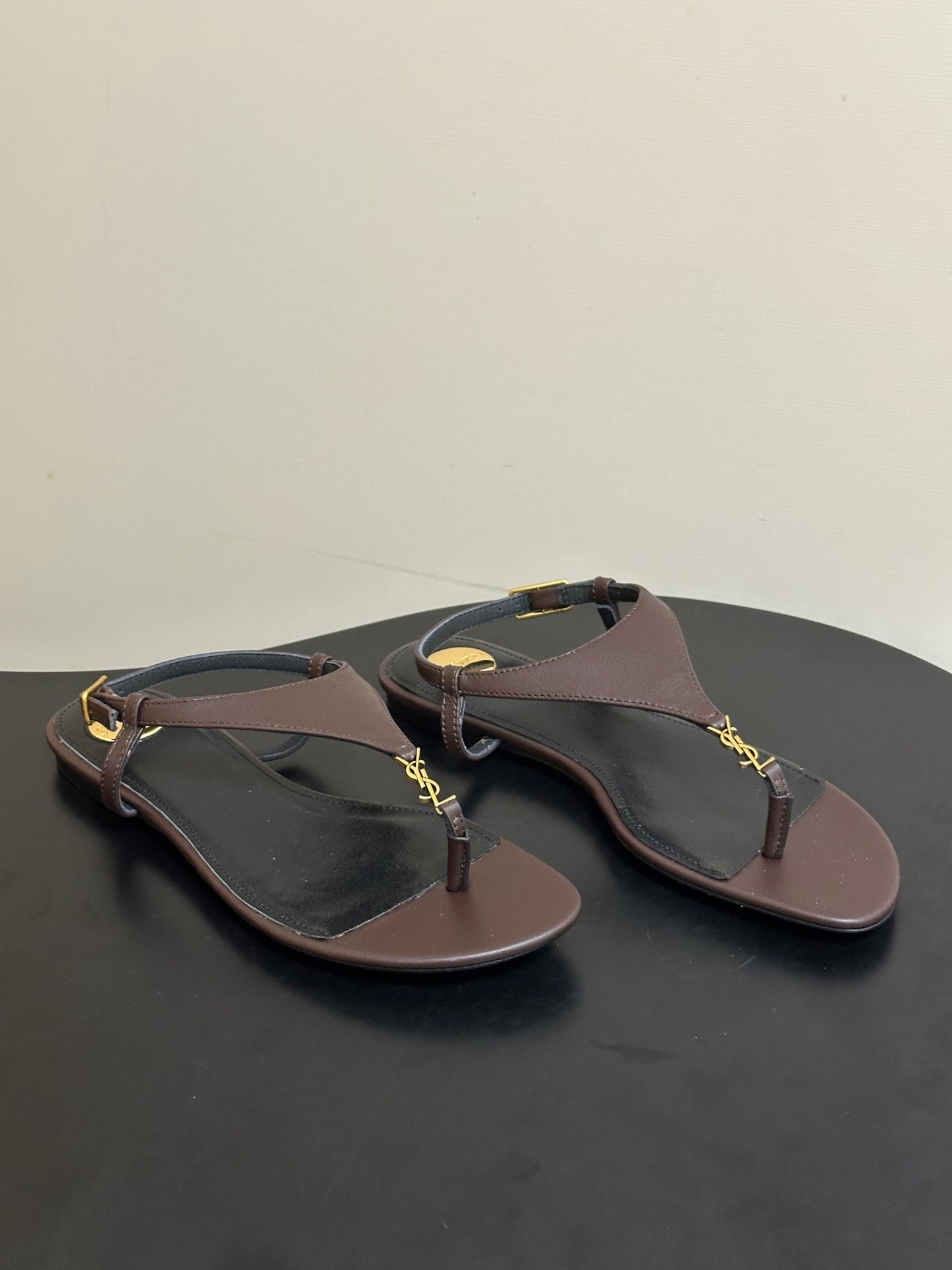 Saint Laurent Classic YSL Logo Flat Sandals – Spring/Summer Collection – 26S