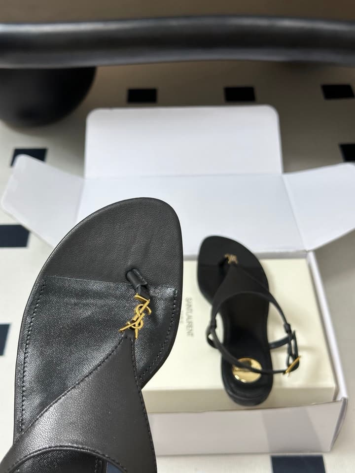 Saint Laurent Classic YSL Logo Flat Sandals – Spring/Summer Collection – 26S in Black