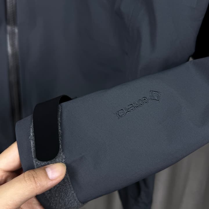 Arc'teryx Alpha LEAF Jacket GEN2 Hard Shell in Wolf Gray Hard Shell Jacket
