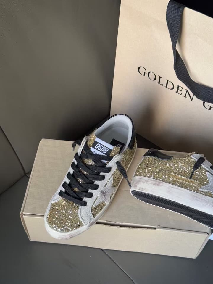 Golden Goose Superstar Distressed Sneakers – 2025 New Collection in Gold Grid, Black Heel, Grey Star