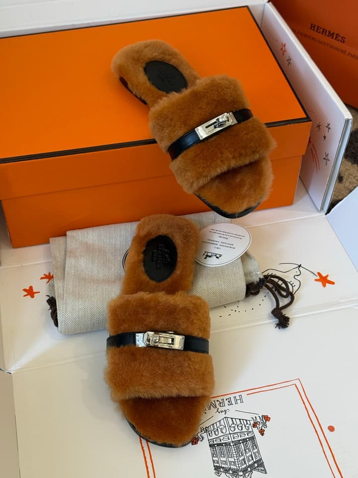 Hermès Kelly Buckle Fur Slippers – 25FW in Cognac Two-tone Plush