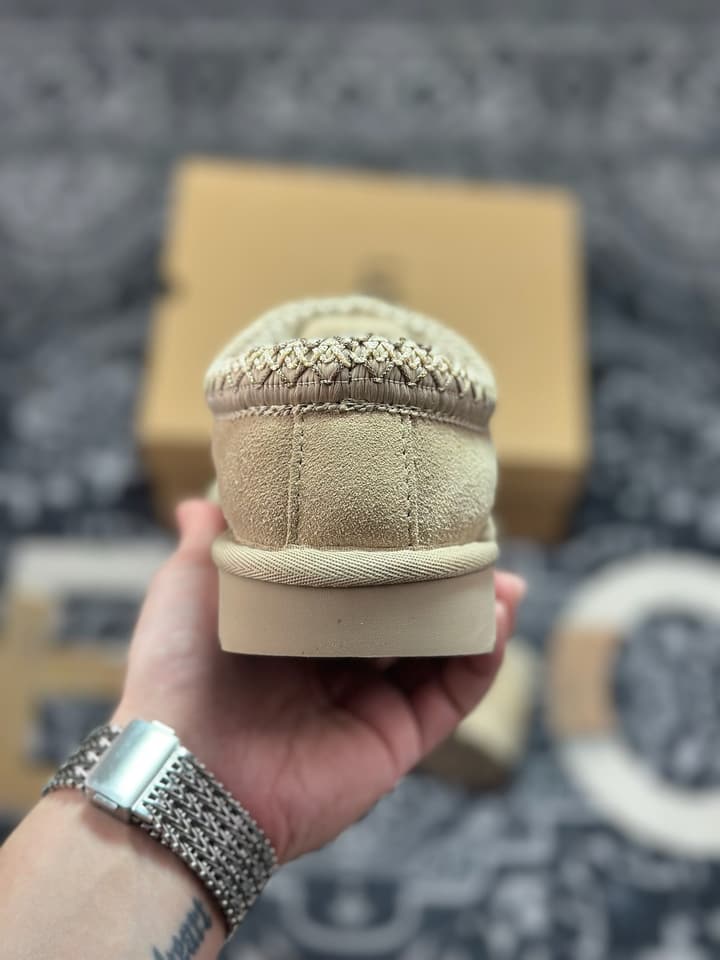 UGG Tazz Platform Snow Boots in Light Beige Suede