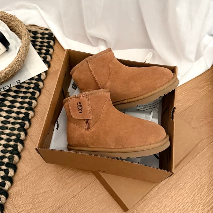 UGG Kids Small Ear Chelsea Boots – Kids Collection in Classic Tan Suede