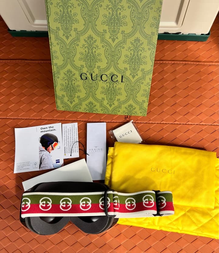Gucci Luxury Ski Goggles in Black Frame Gucci Stripe