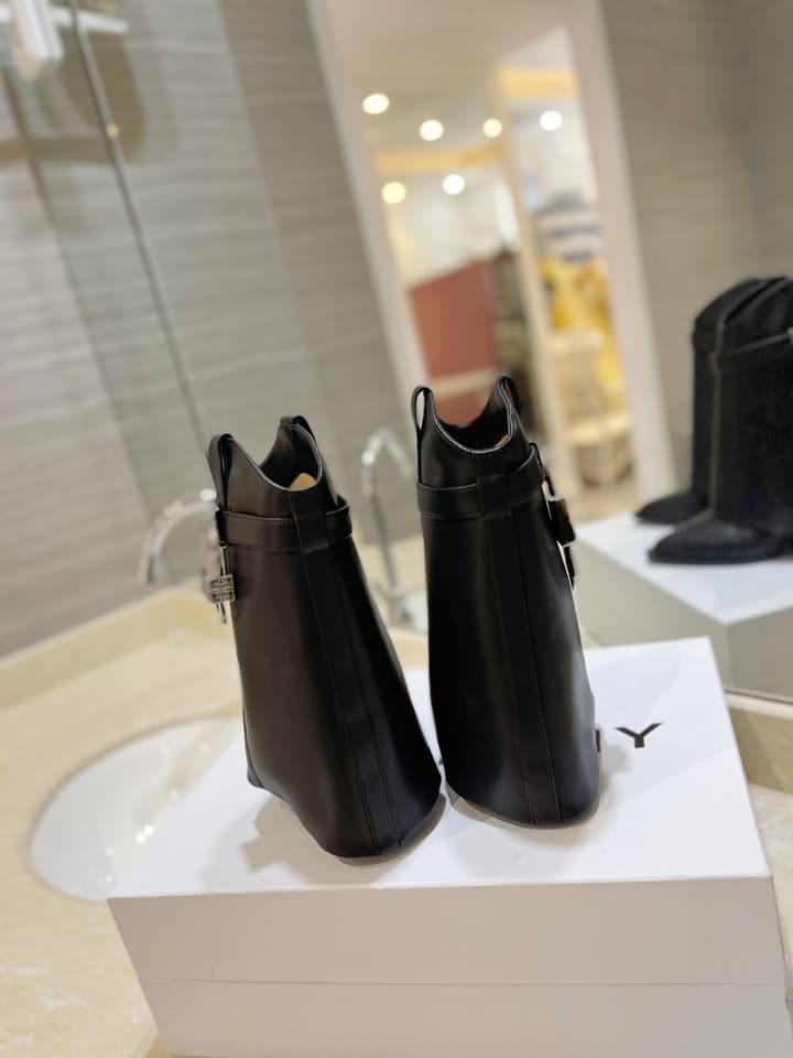 Givenchy Embroidered Lock-Toe Ankle Boots – 2023 Spring/Summer Collection
