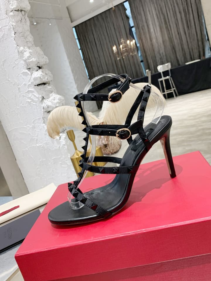 Valentino Rockstud Classic Block Heel Sandals – 6.5cm in Nude
