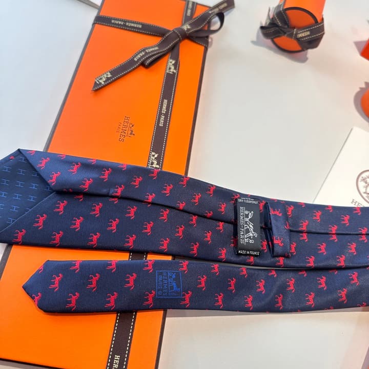 Hermès Animal Series Men's Silk Tie in Blue With Pink Pattern