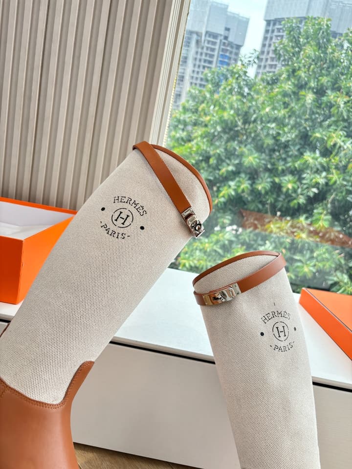 Hermès Classic Knee-High Boots – 2025 Autumn/Winter Collection in Two-tone Tan And Cream