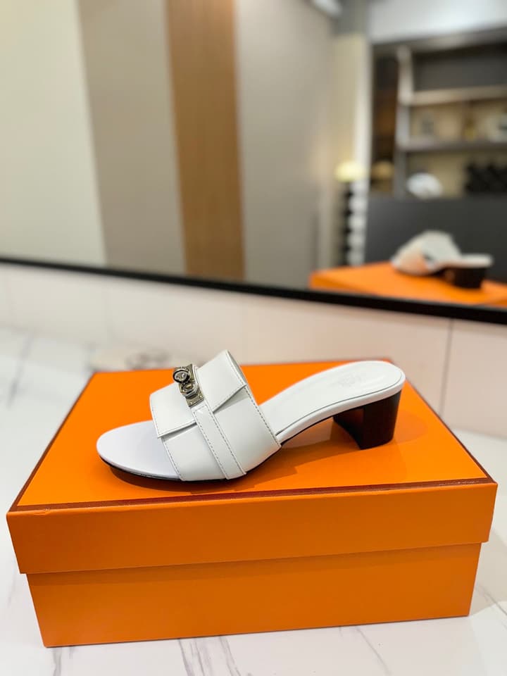 Hermès Classic Smooth Cowhide Heeled Sandals in Beige