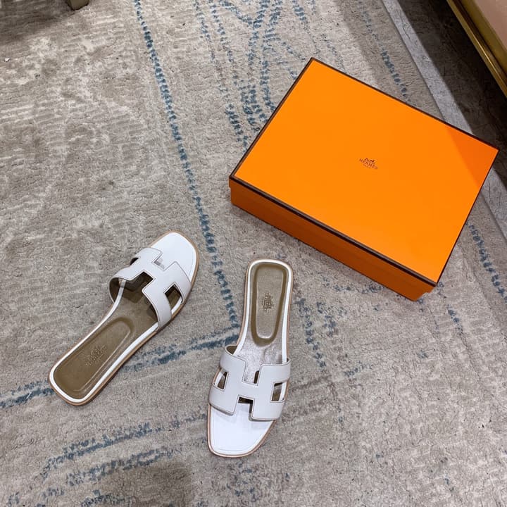 Hermès Oasis H Flat Sandals in Taupe Strap