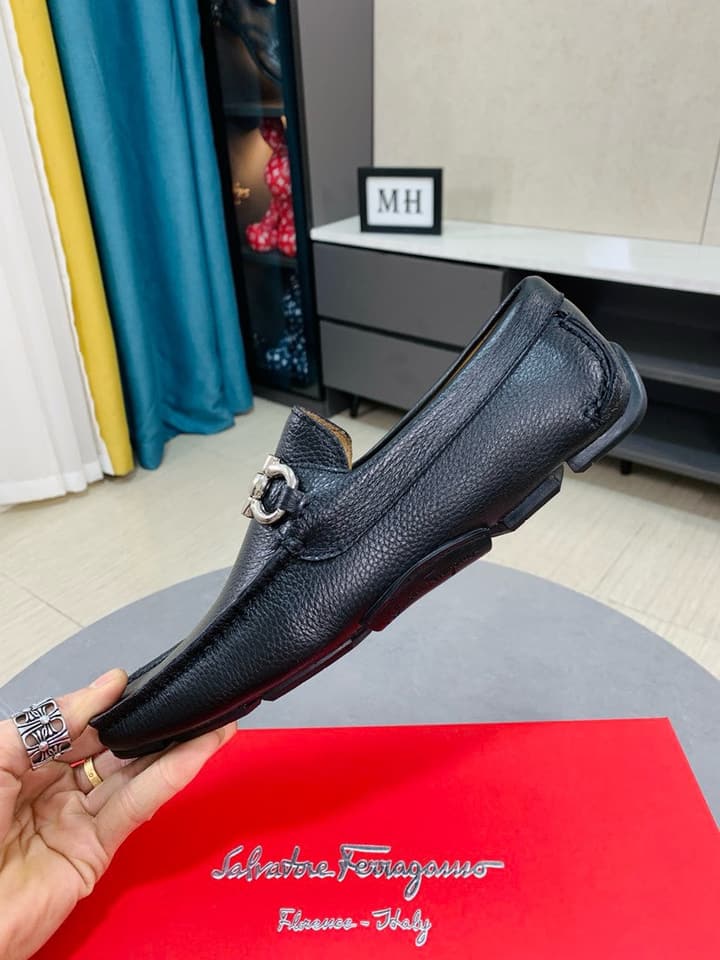 Ferragamo Pebbled Leather Driving Shoes in Black Leather, Black Lining