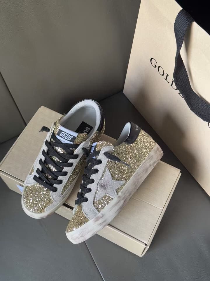 Golden Goose Superstar Distressed Sneakers – 2025 New Collection in Gold Grid, Black Heel, Grey Star