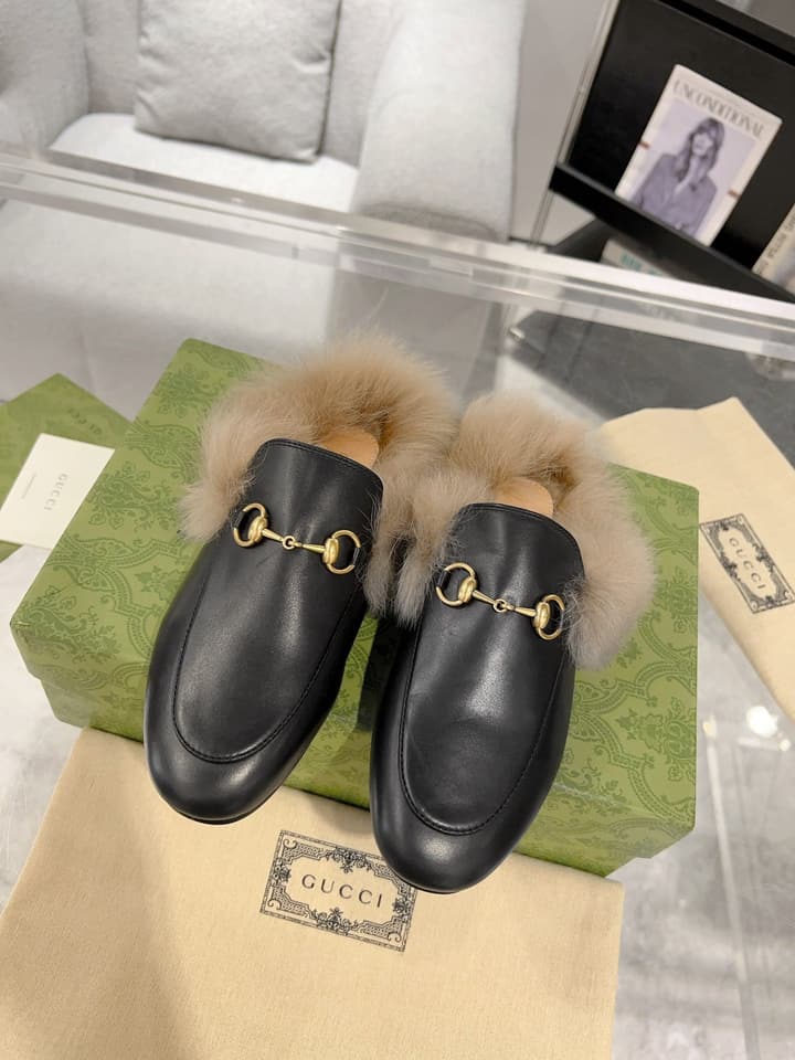 Gucci Toscana Wool Loafers – Autumn/Winter Must-Have in Black Leather With Tan Fur