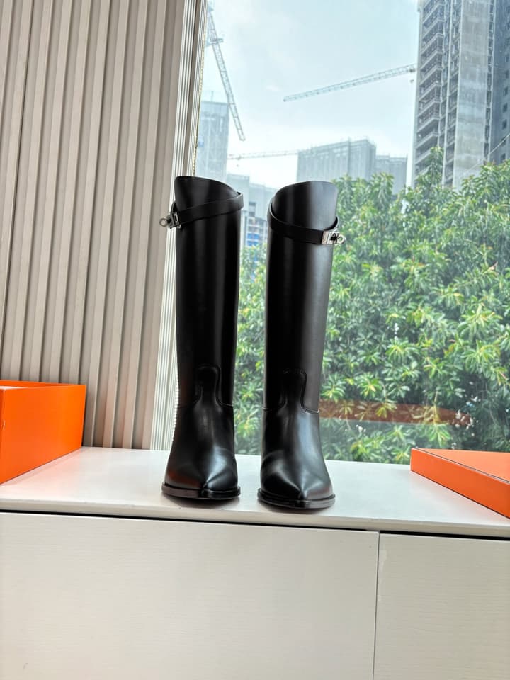 Hermès Classic Knee-High Boots – 2025 Autumn/Winter Collection in Two-tone Tan And Cream