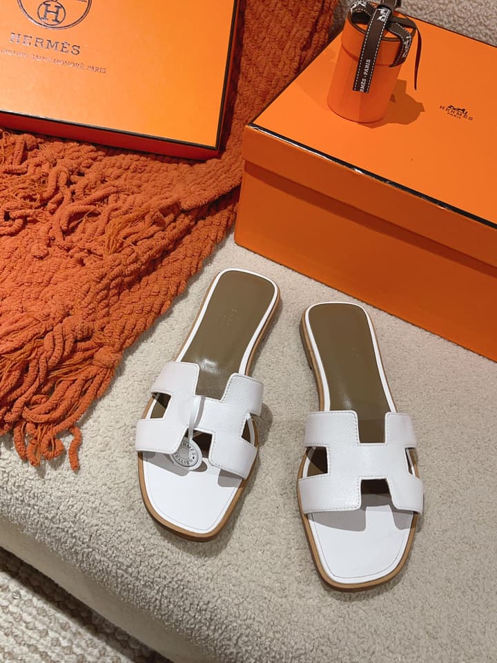 Hermès Oasis H Flat Sandals in Taupe Strap